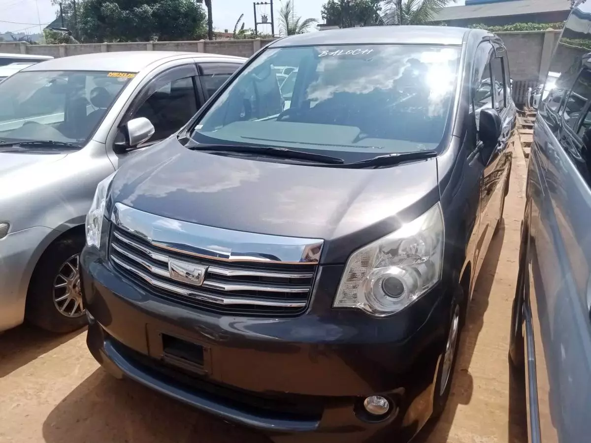 Toyota Noah   - 2011