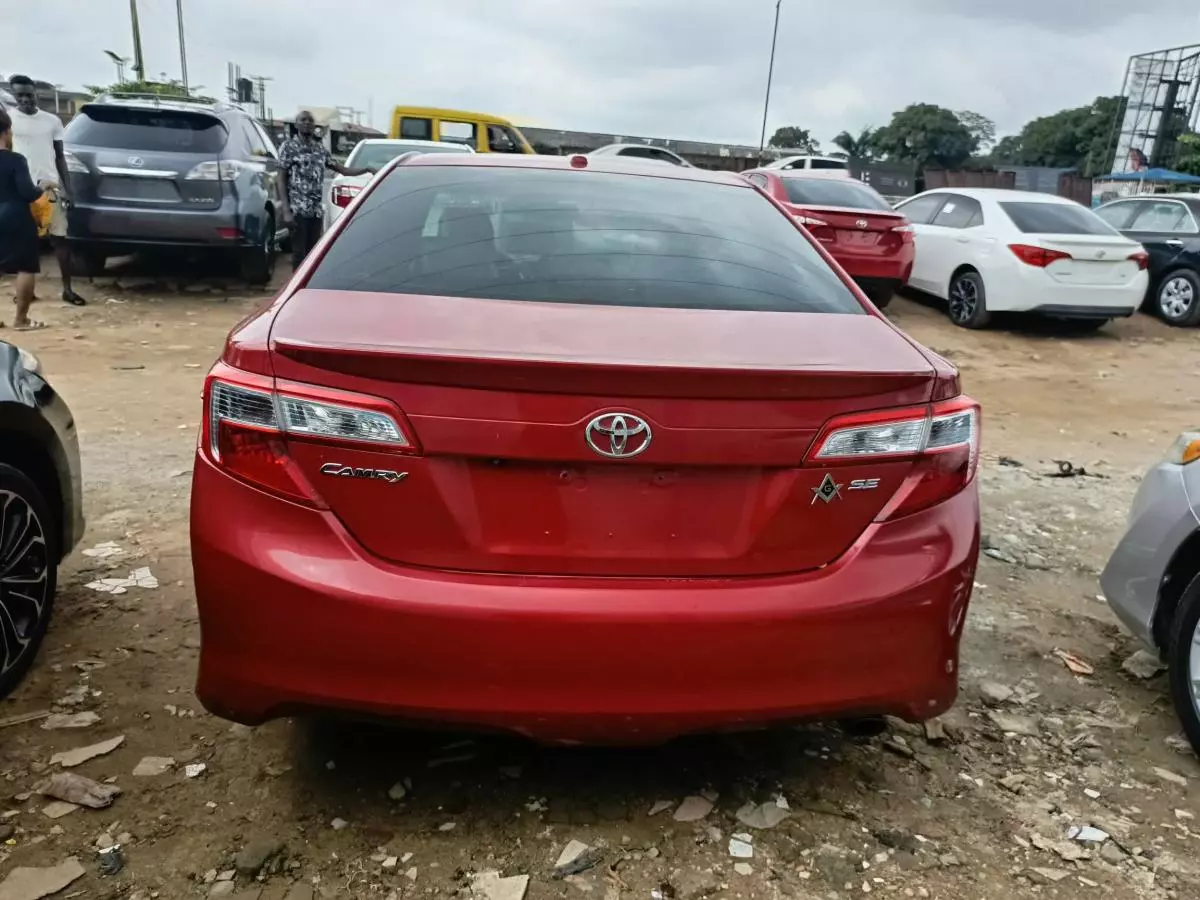 Toyota Camry   - 2012