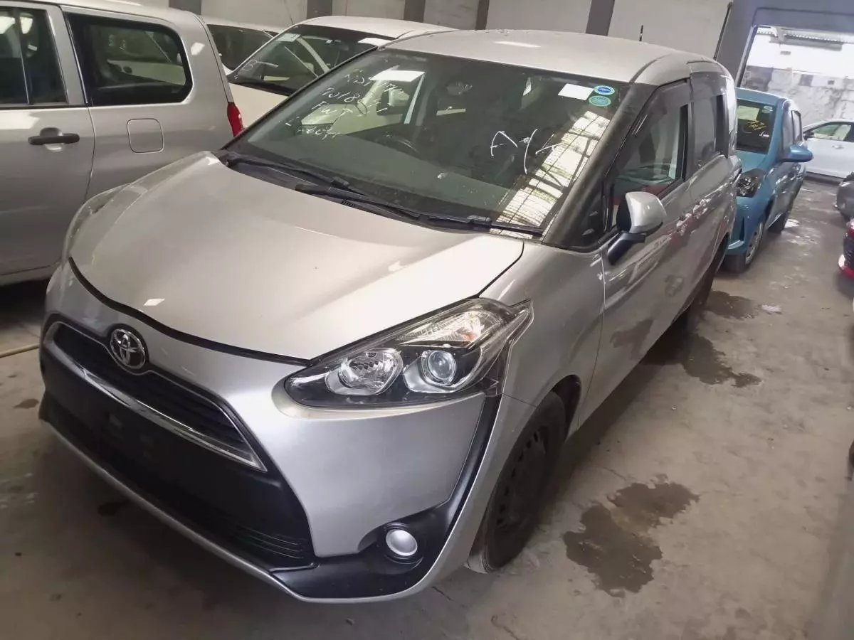 Toyota Sienta - 2015