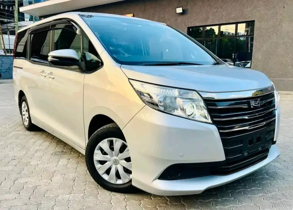 Toyota Noah   - 2017