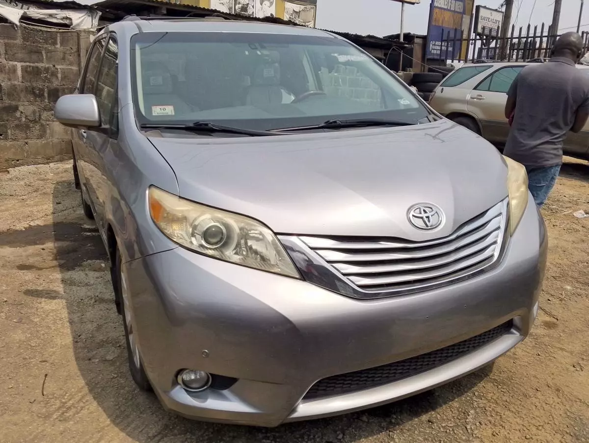 Toyota Sienna   - 2012