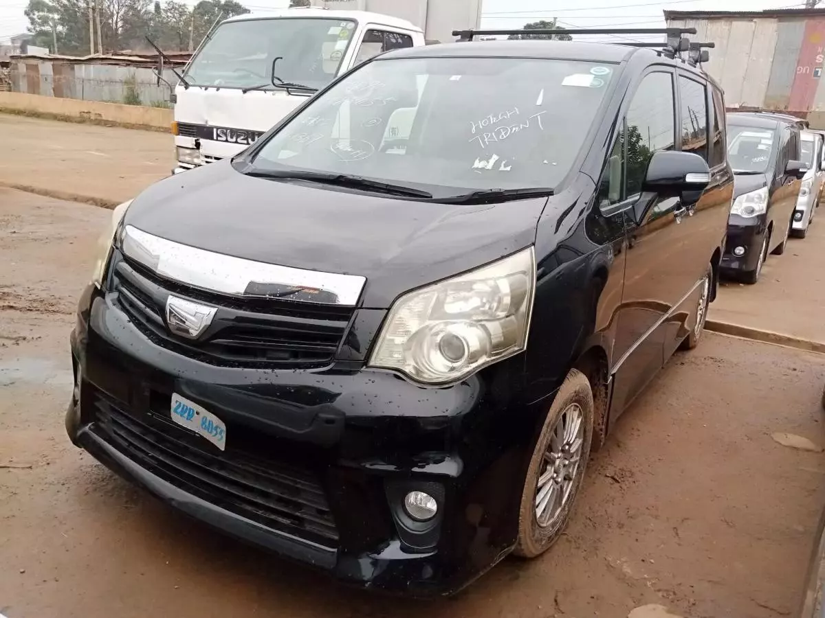 Toyota Noah   - 2011