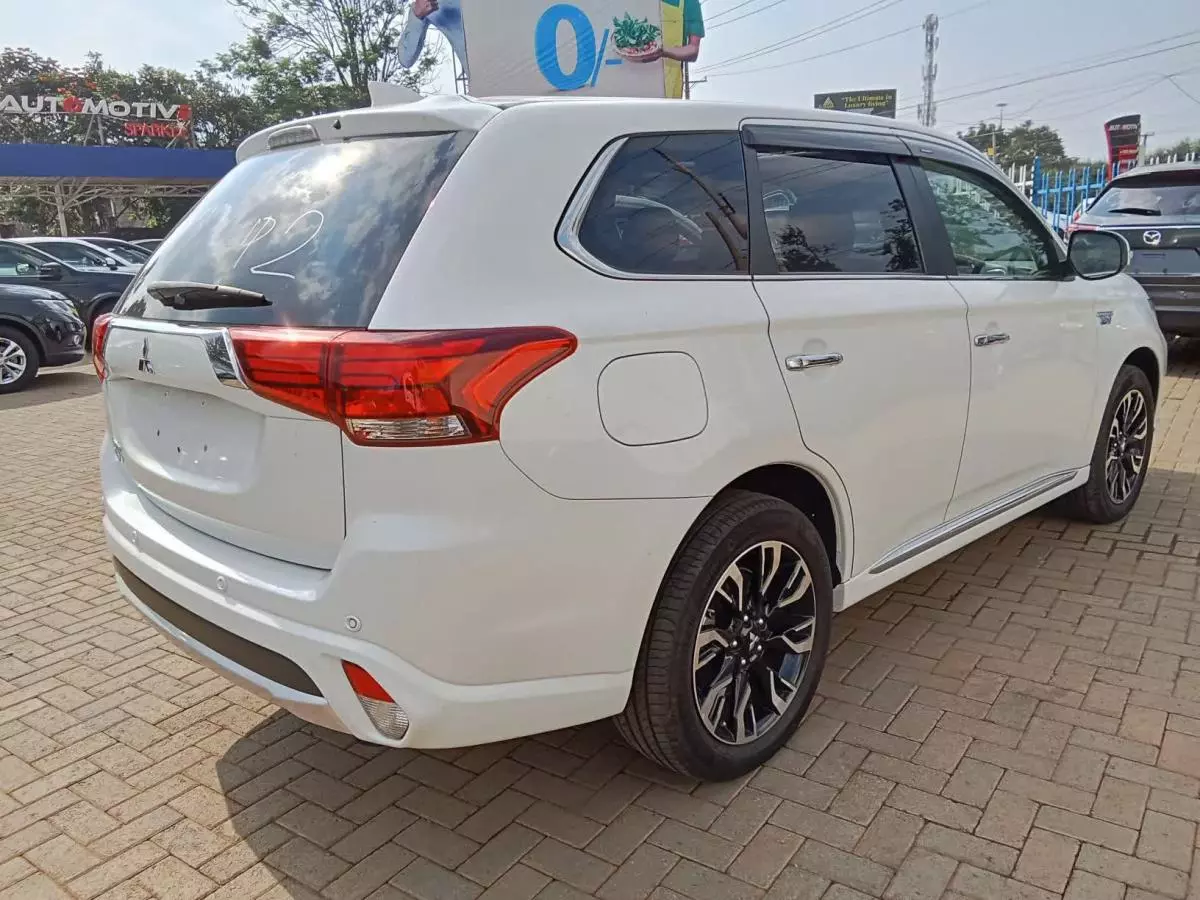 Mitsubishi Plug-in Hybrid Outlander   - 2017