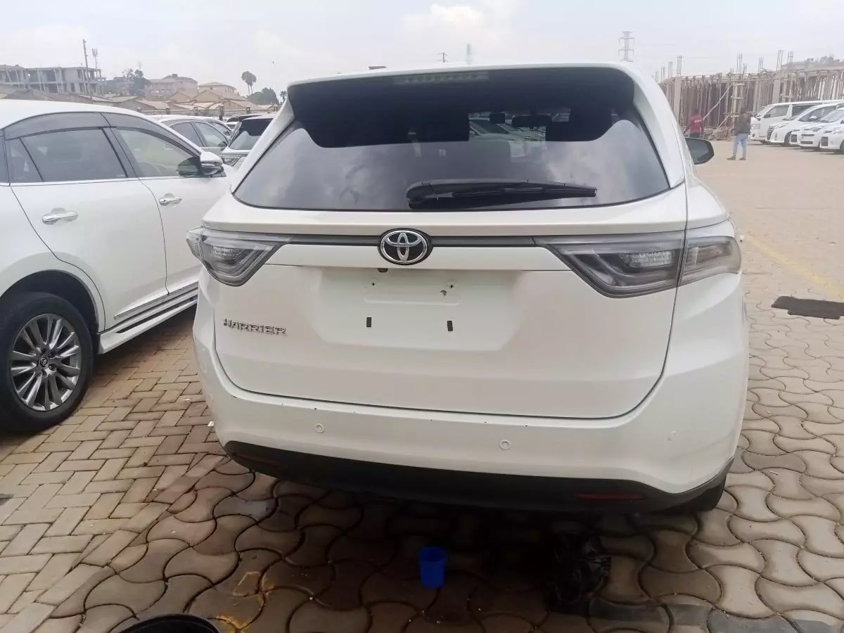 Toyota Harrier   - 2016