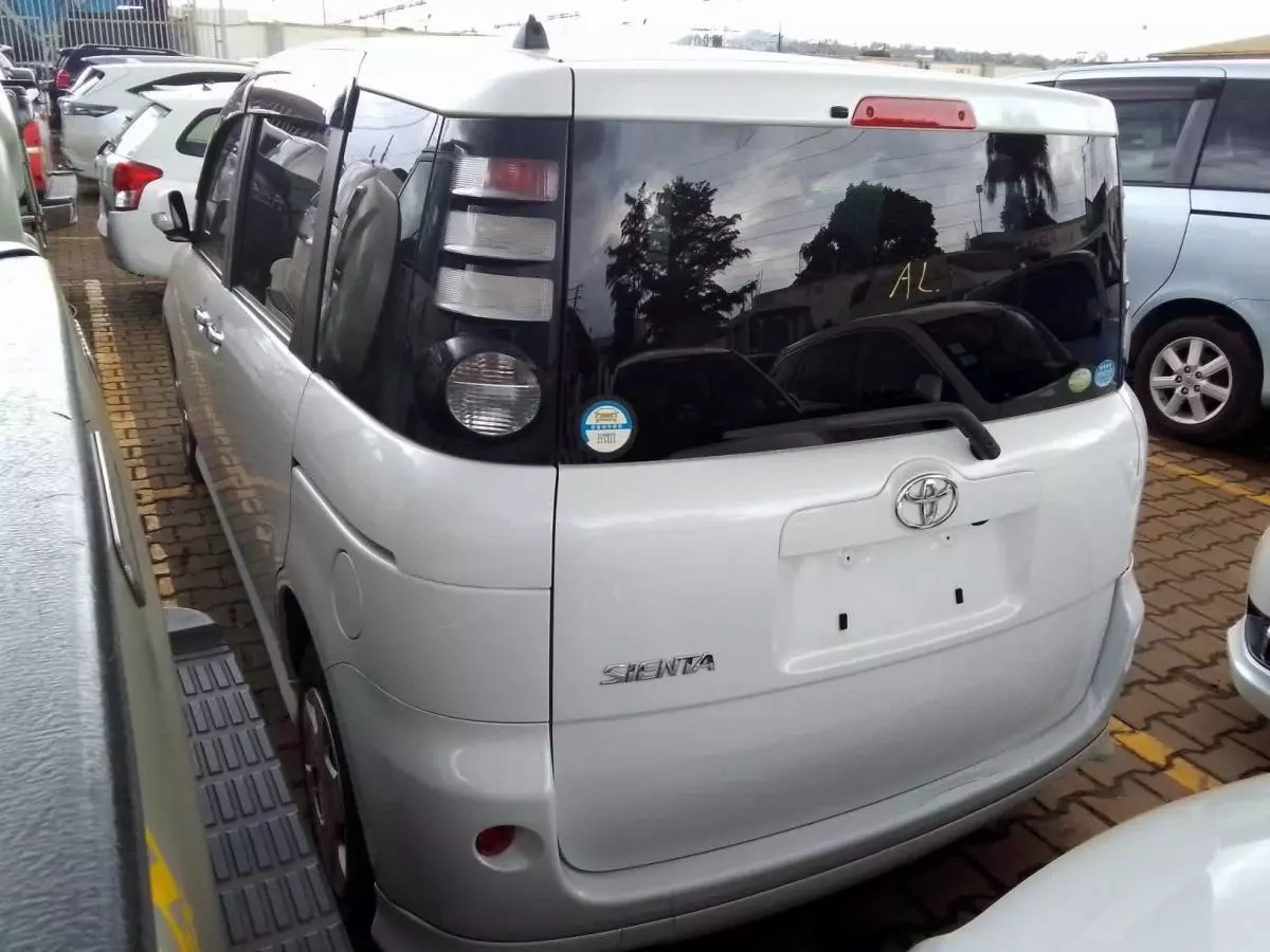 Toyota Sienta - 2010