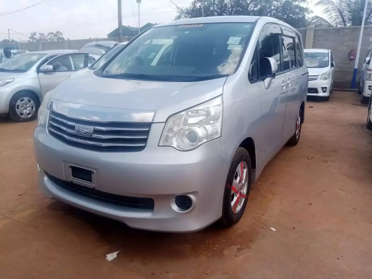 Toyota Noah   - 2011