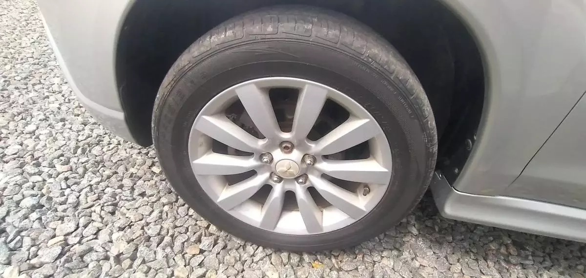 Mitsubishi OUTLANDER - 2011