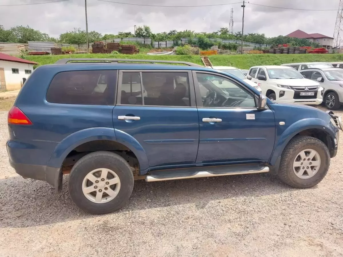 Mitsubishi Pajero Sport   - 2011