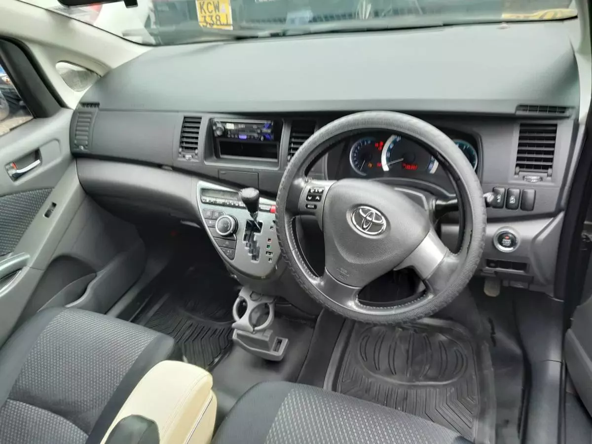 Toyota Isis  - 2010