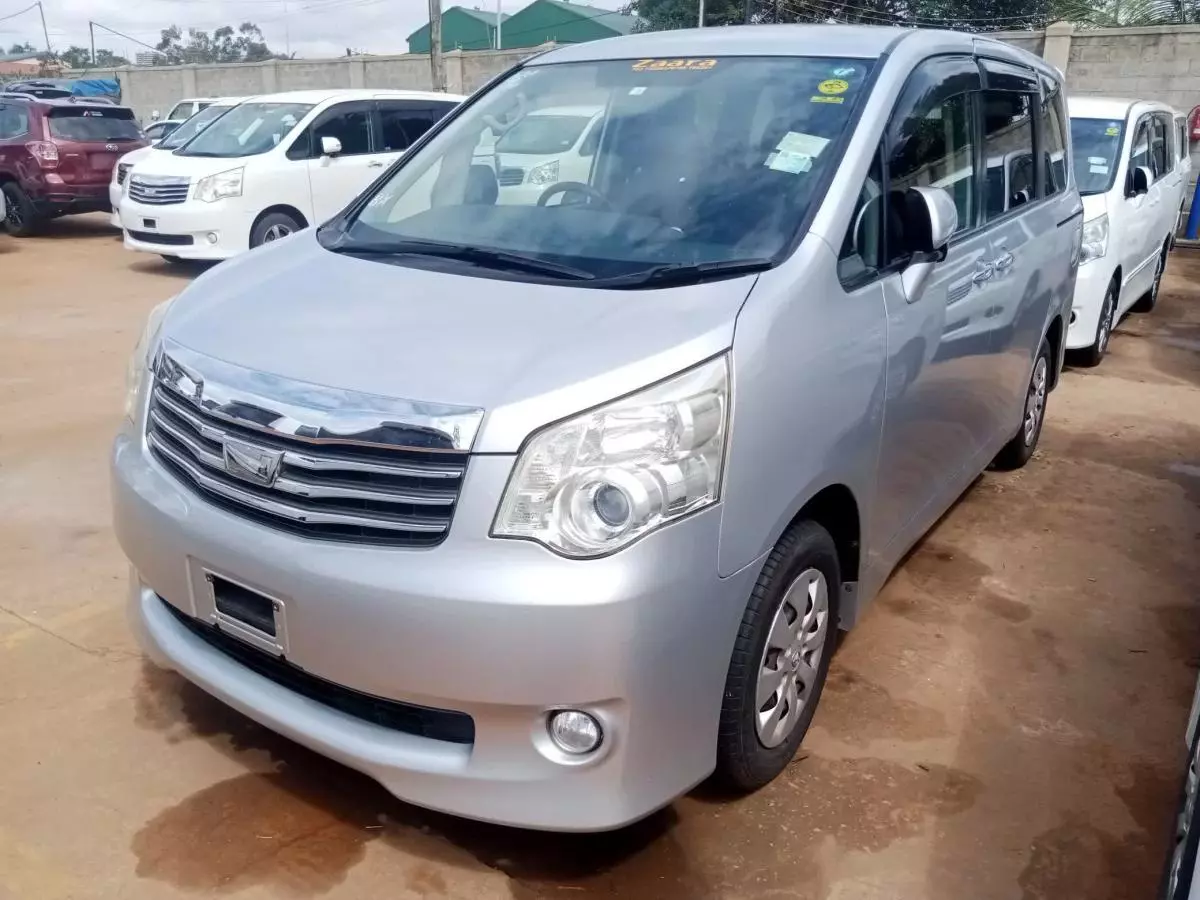 Toyota Noah   - 2011