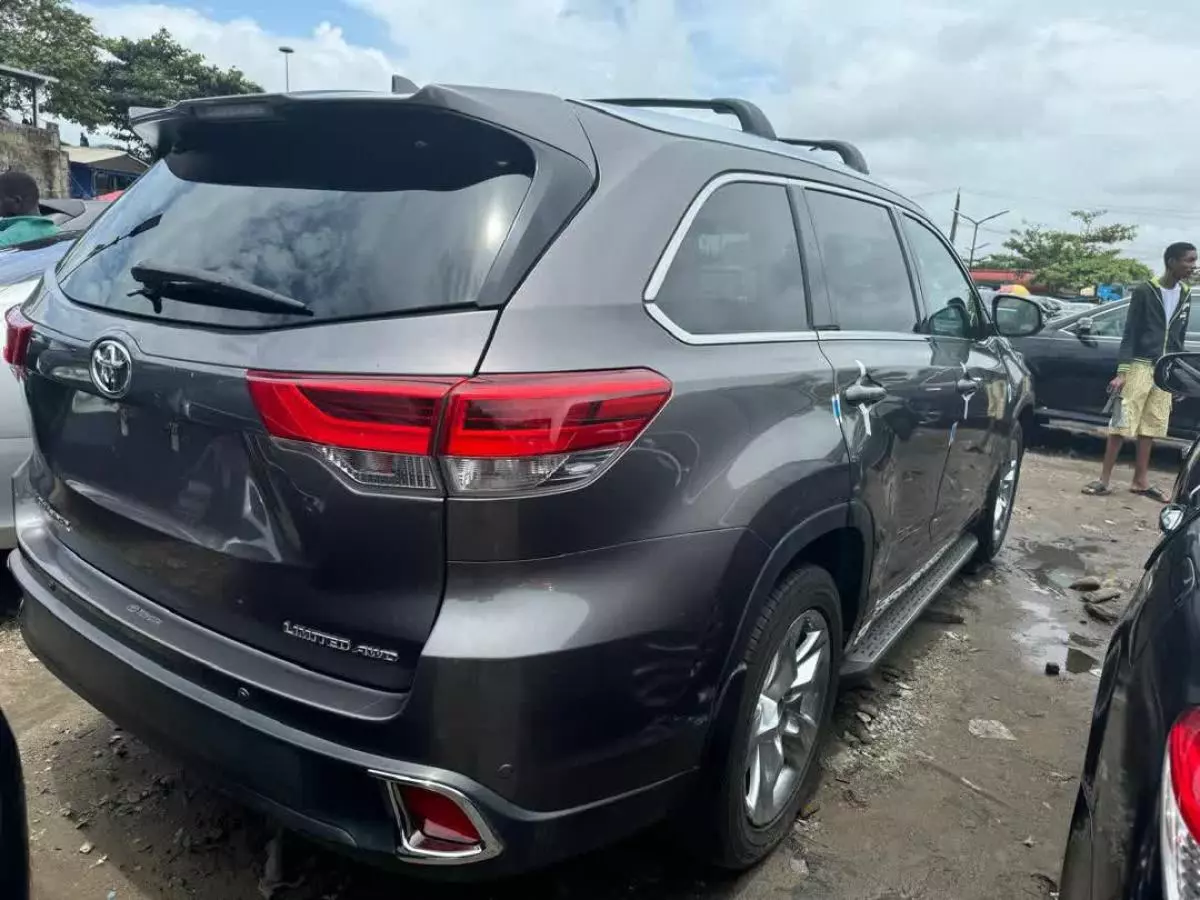 Toyota Highlander   - 2016