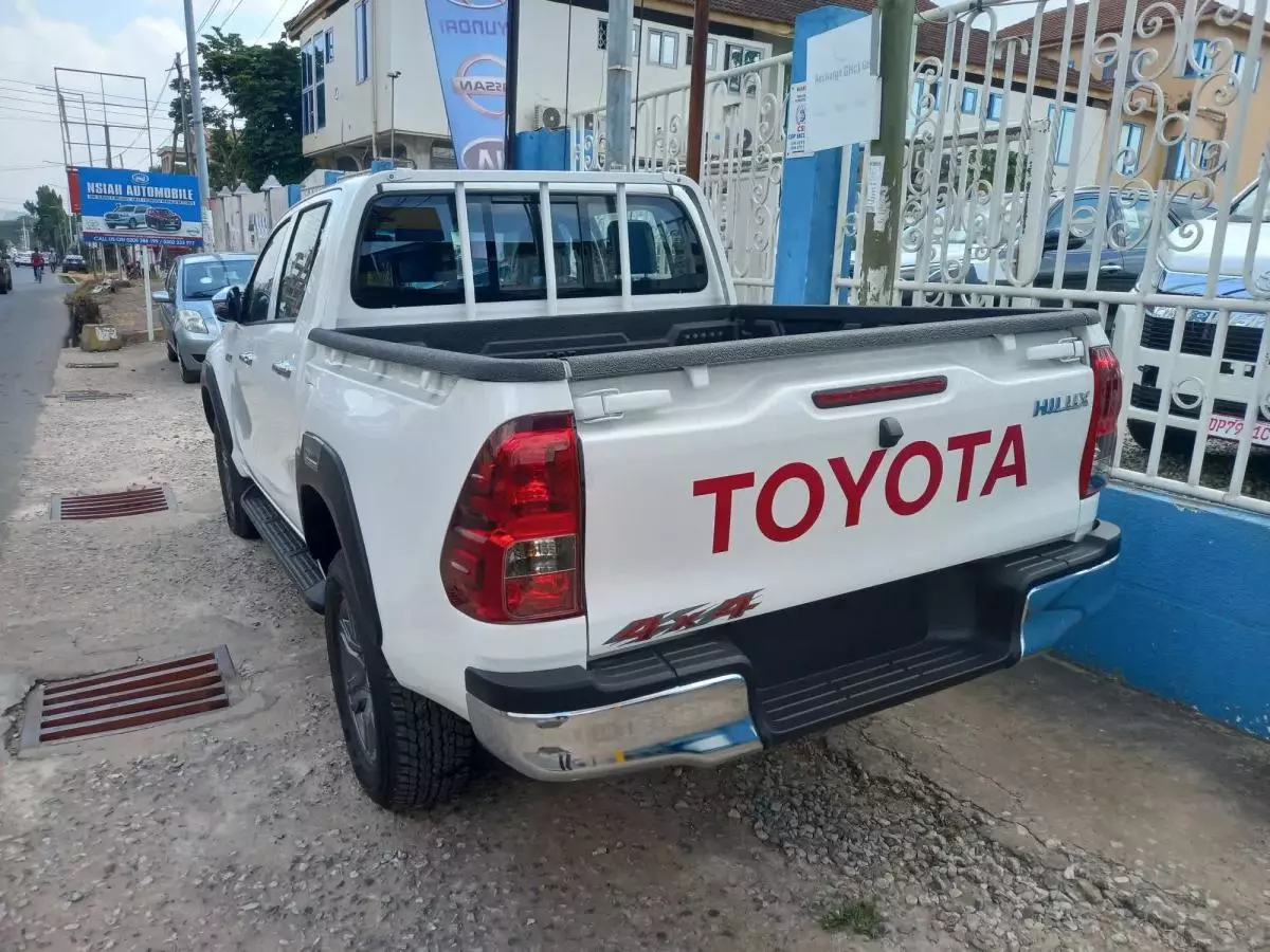 Toyota Hilux   - 2022