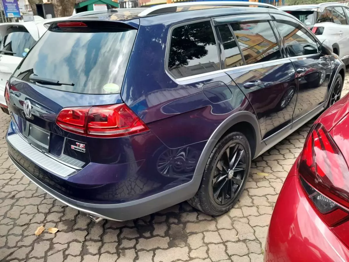Volkswagen Golf   - 2016