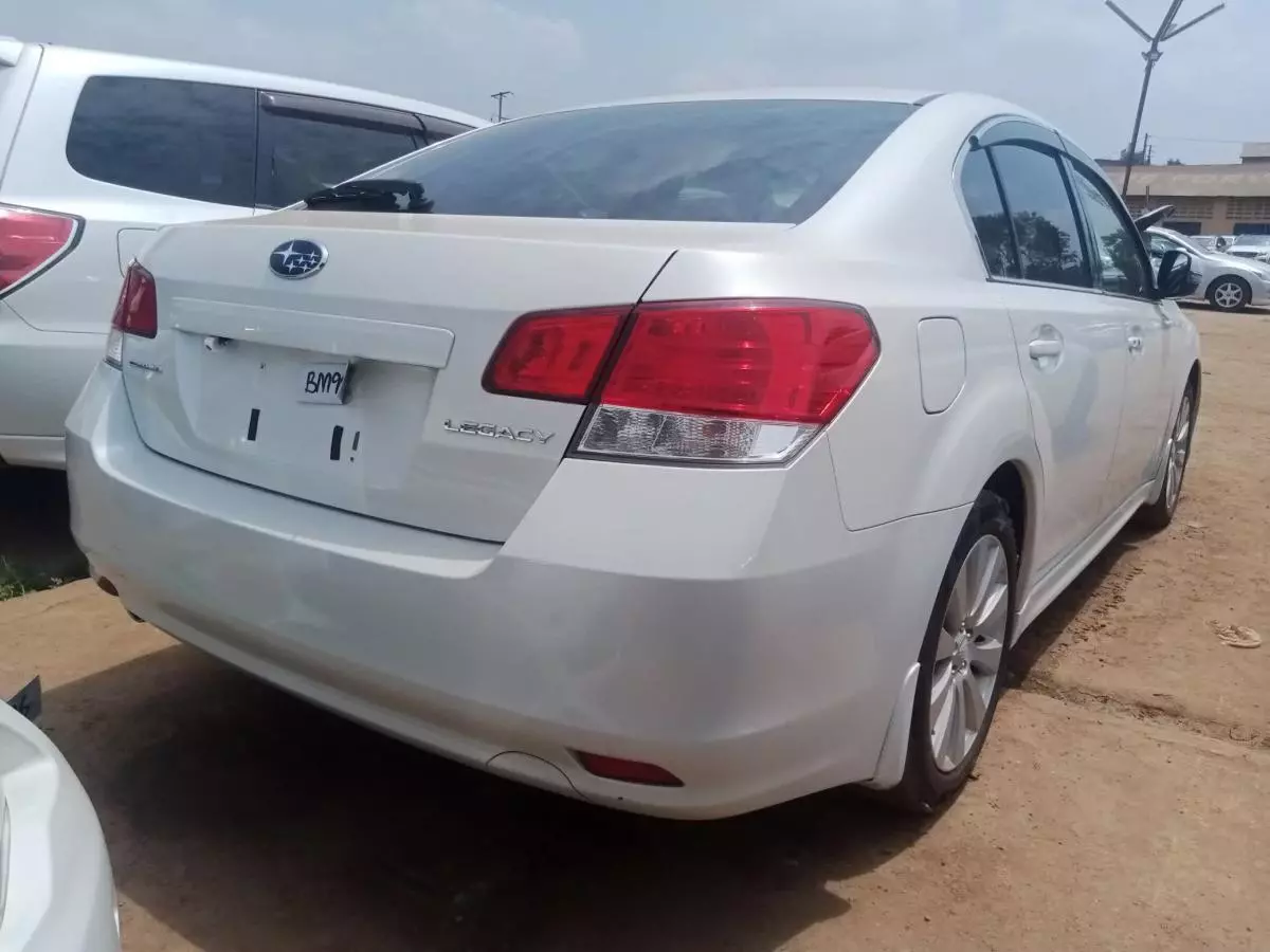 Subaru Legacy   - 2011