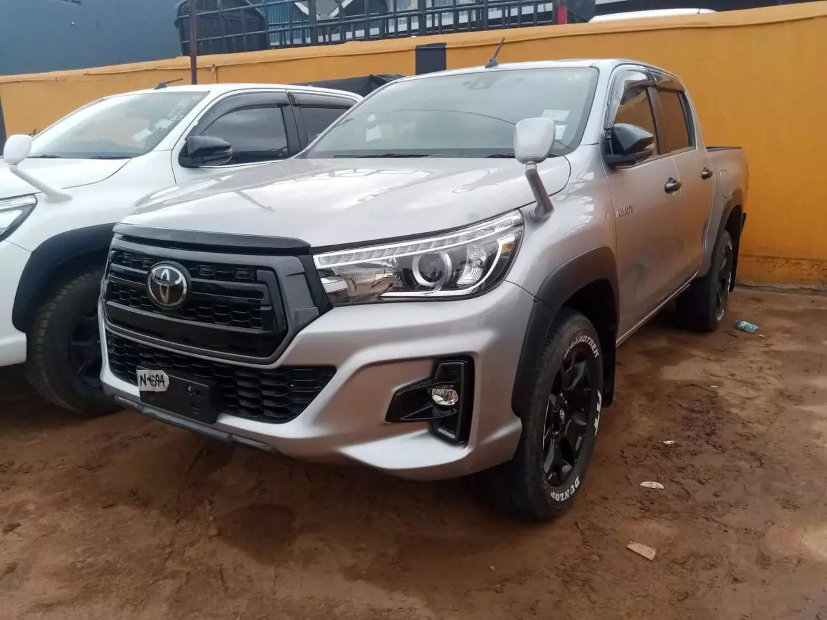 Toyota Hilux   - 2019