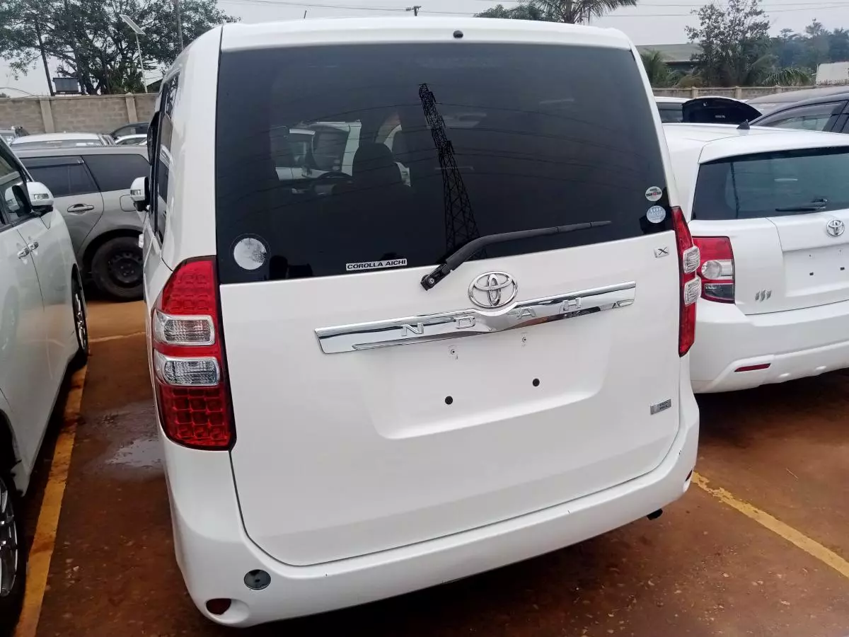 Toyota Noah   - 2012