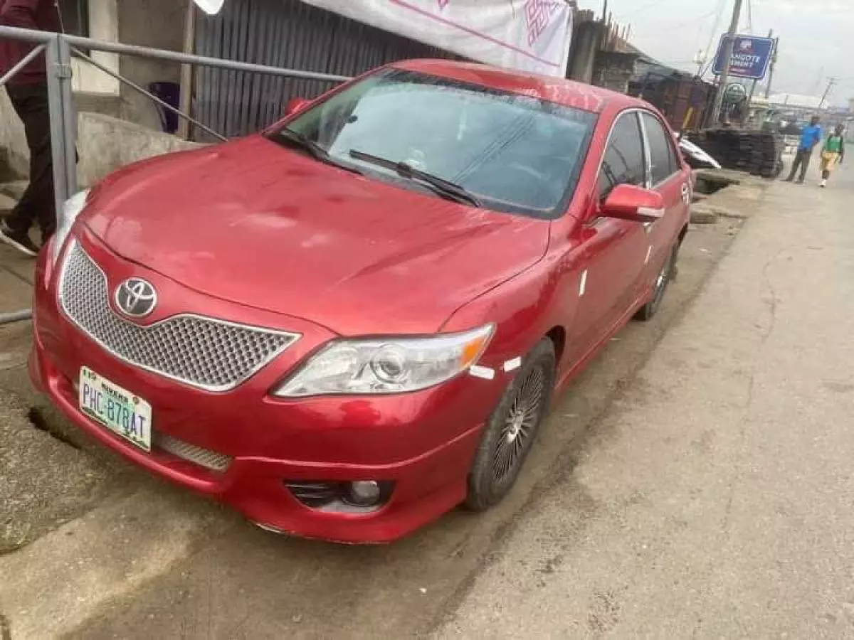 Toyota Camry   - 2010