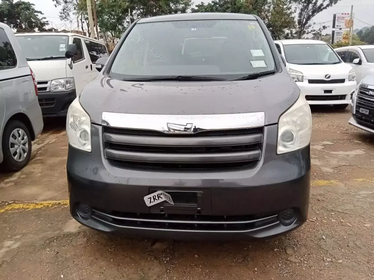 Toyota Noah   - 2011