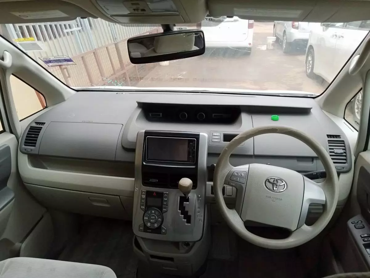 Toyota Noah   - 2009