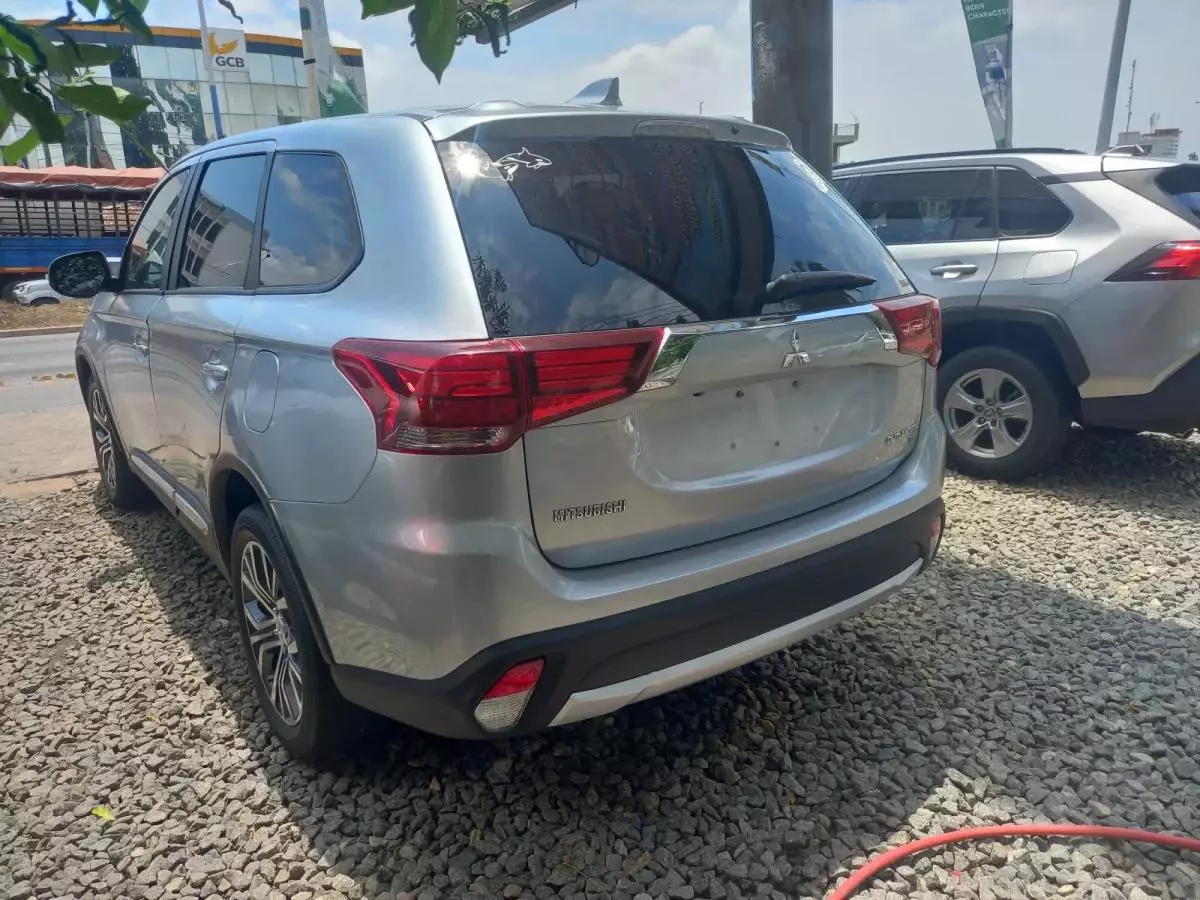 Mitsubishi OUTLANDER   - 2017