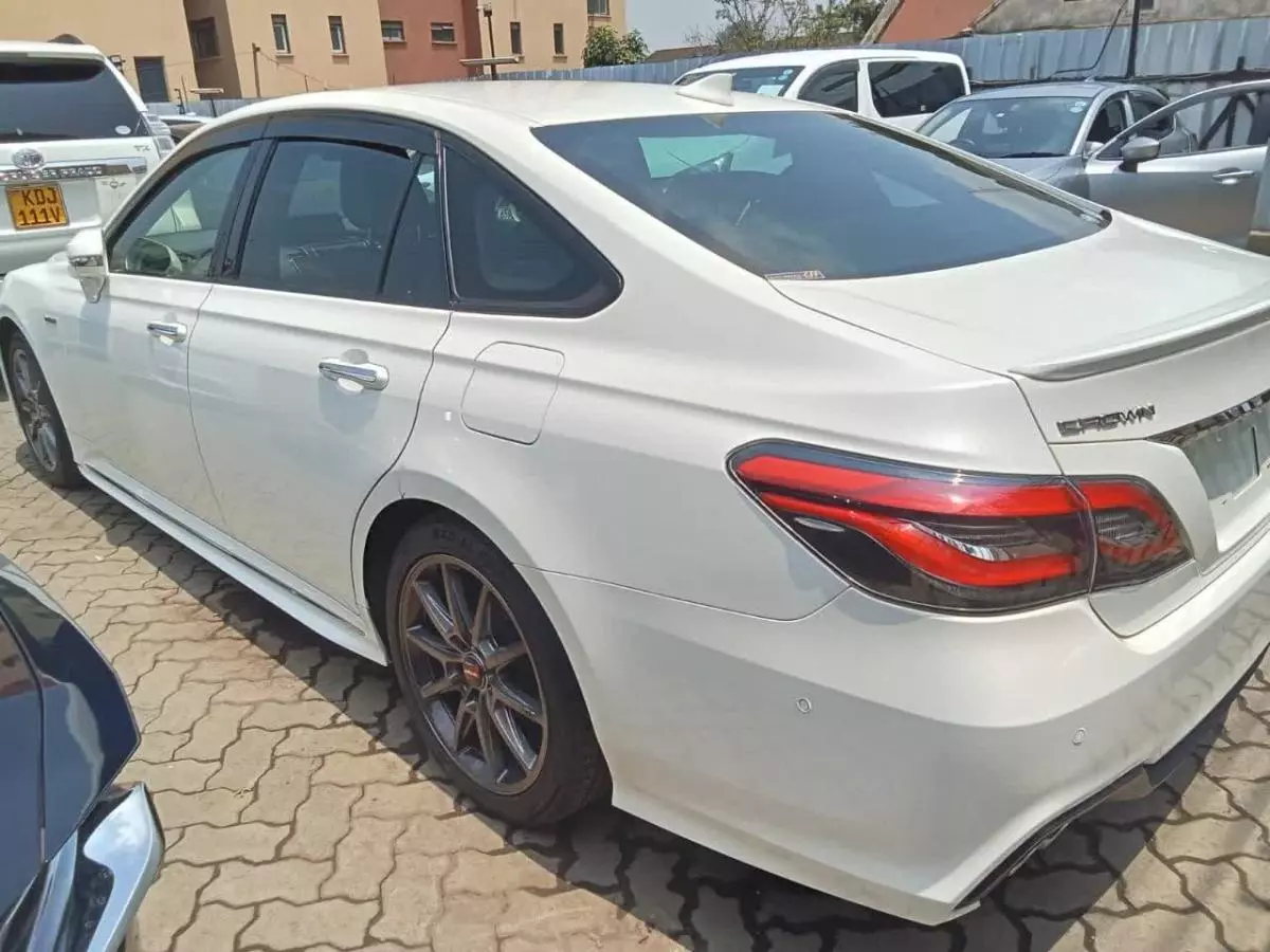 Toyota Crown Royal saloon Hybrid    - 2018