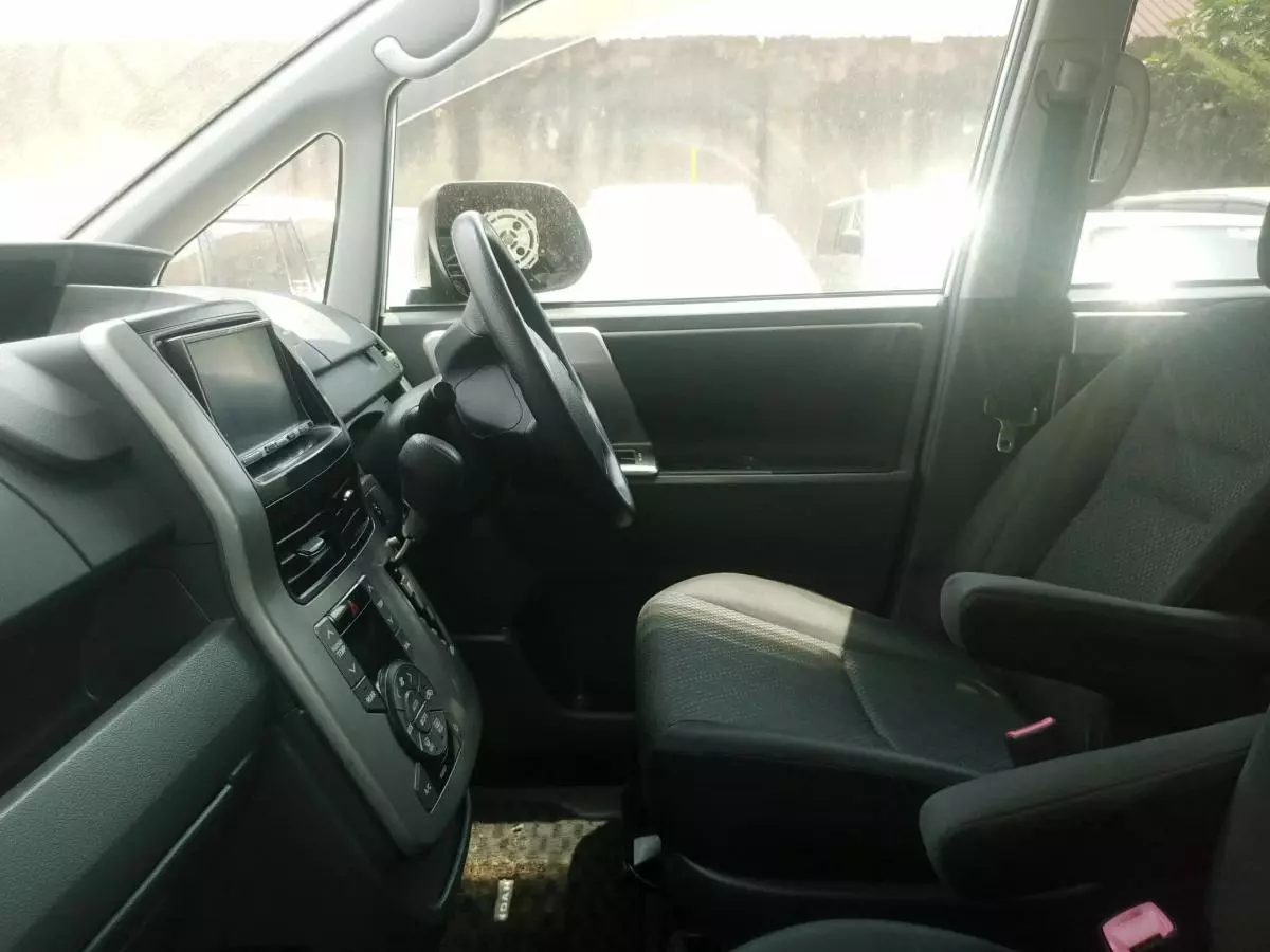 Toyota Noah - 2010