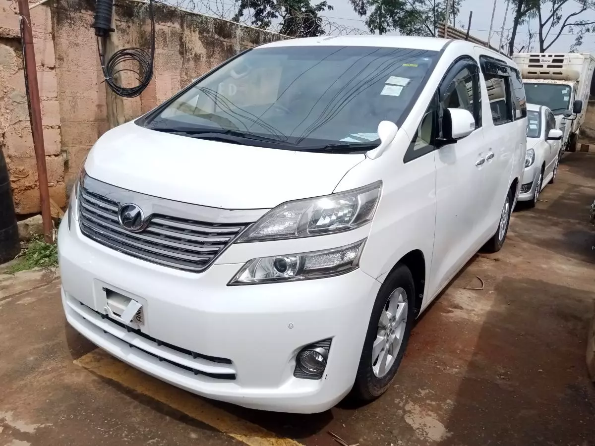 Toyota Vellfire    - 2009