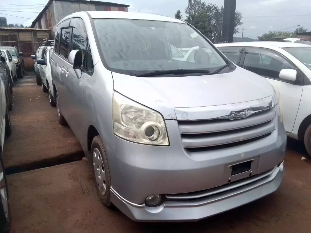 Toyota Noah   - 2010