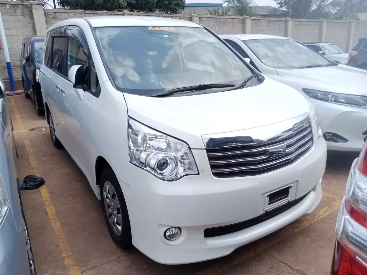 Toyota Noah   - 2011