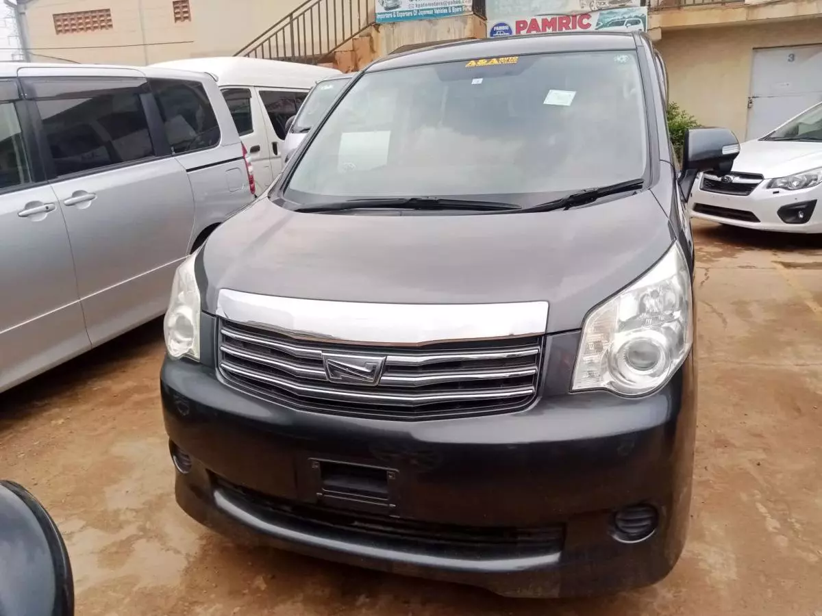 Toyota Noah   - 2011