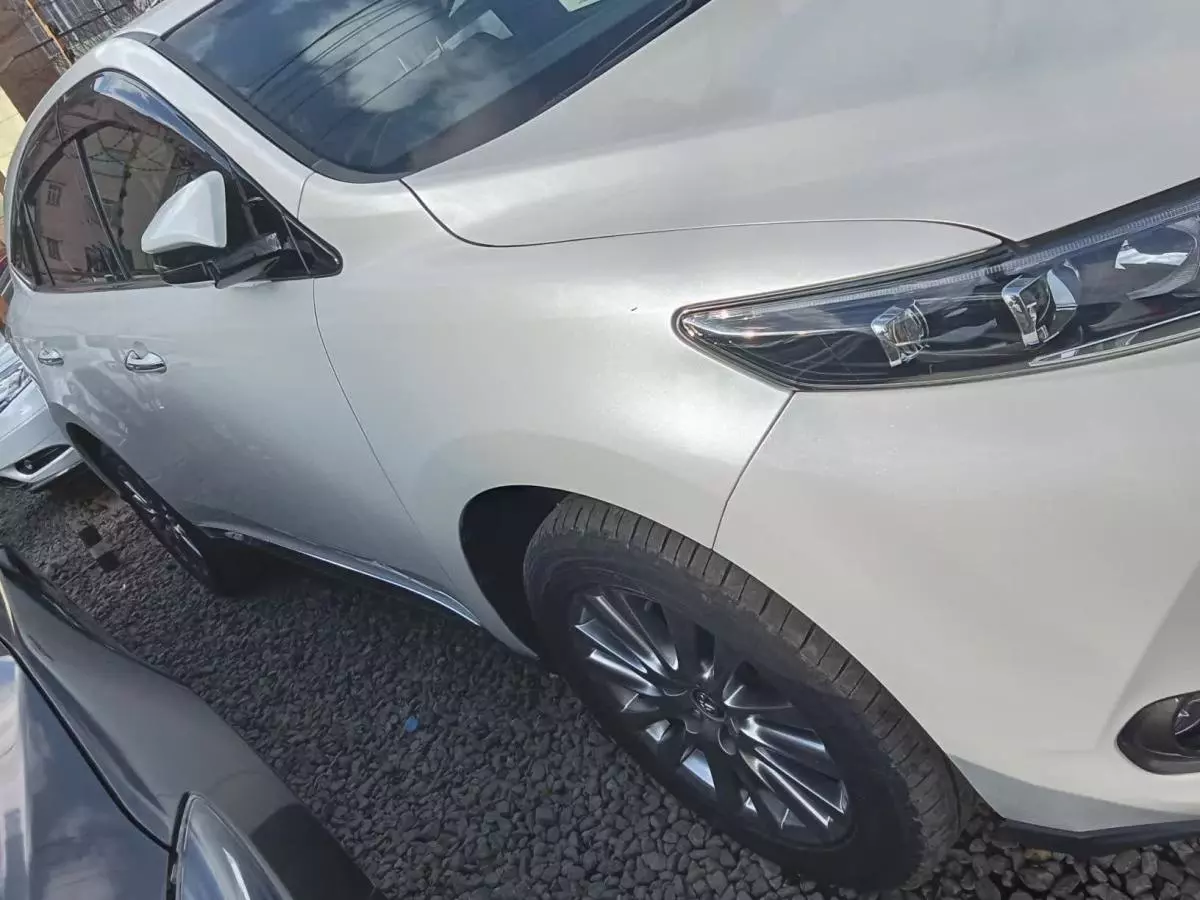 Toyota Harrier hybrid    - 2017