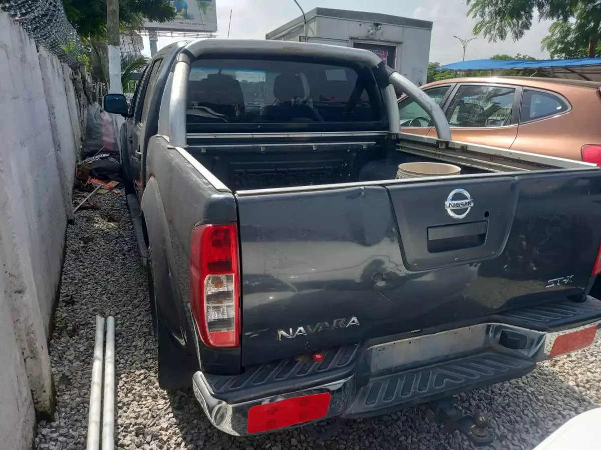 Nissan Navara   - 2011