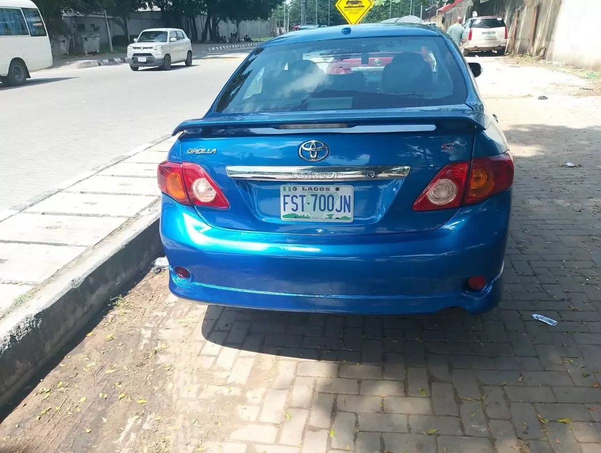 Toyota Corolla   - 2009