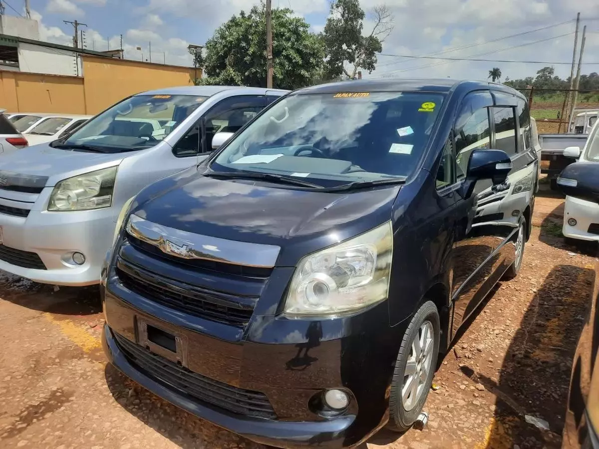 Toyota Noah   - 2009