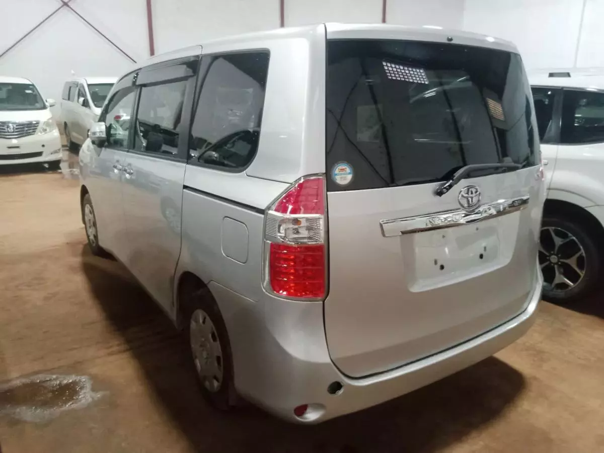 Toyota Noah   - 2009