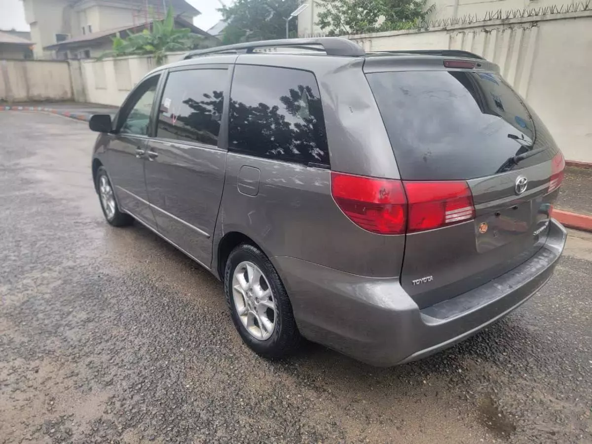 Toyota Sienna   - 2005