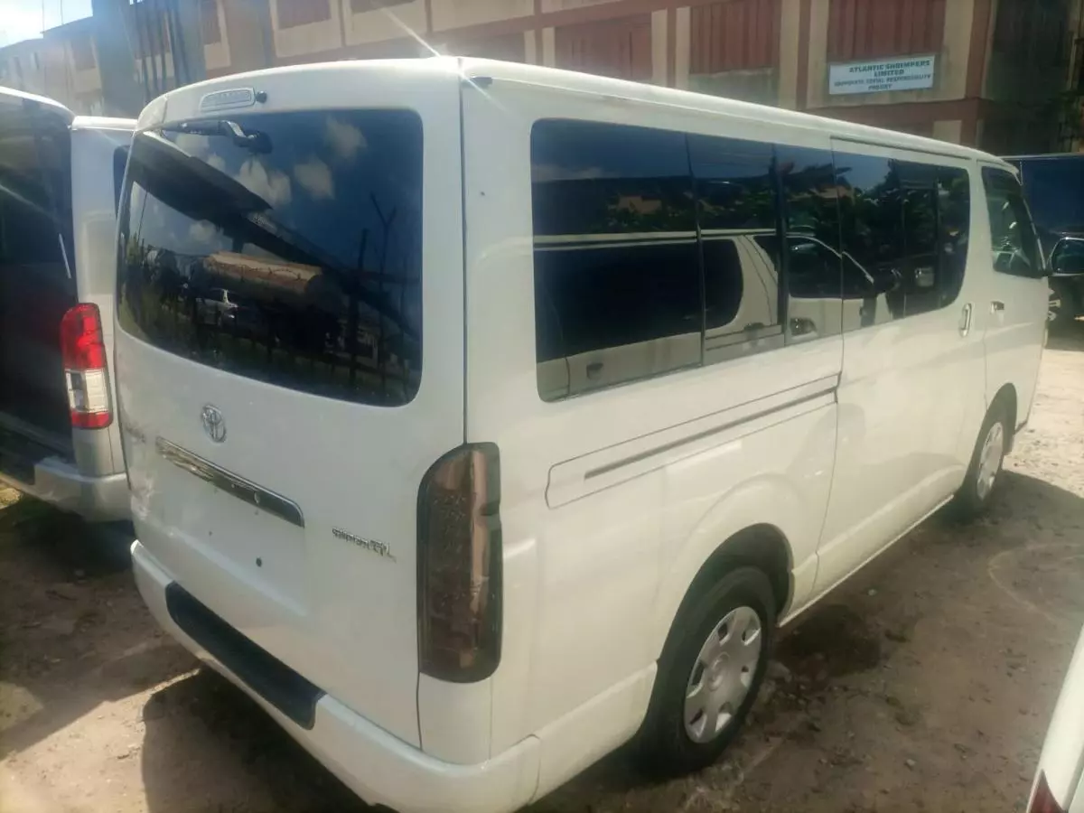 Toyota Hiace   - 2010