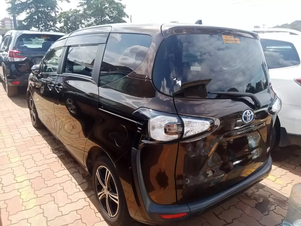 Toyota Sienta Hybrid    - 2016