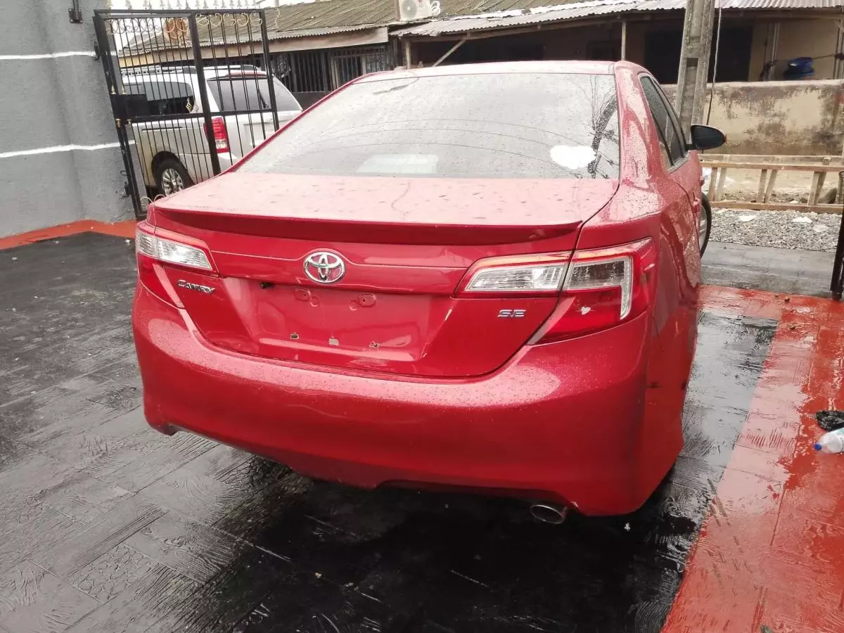 Toyota Camry   - 2012