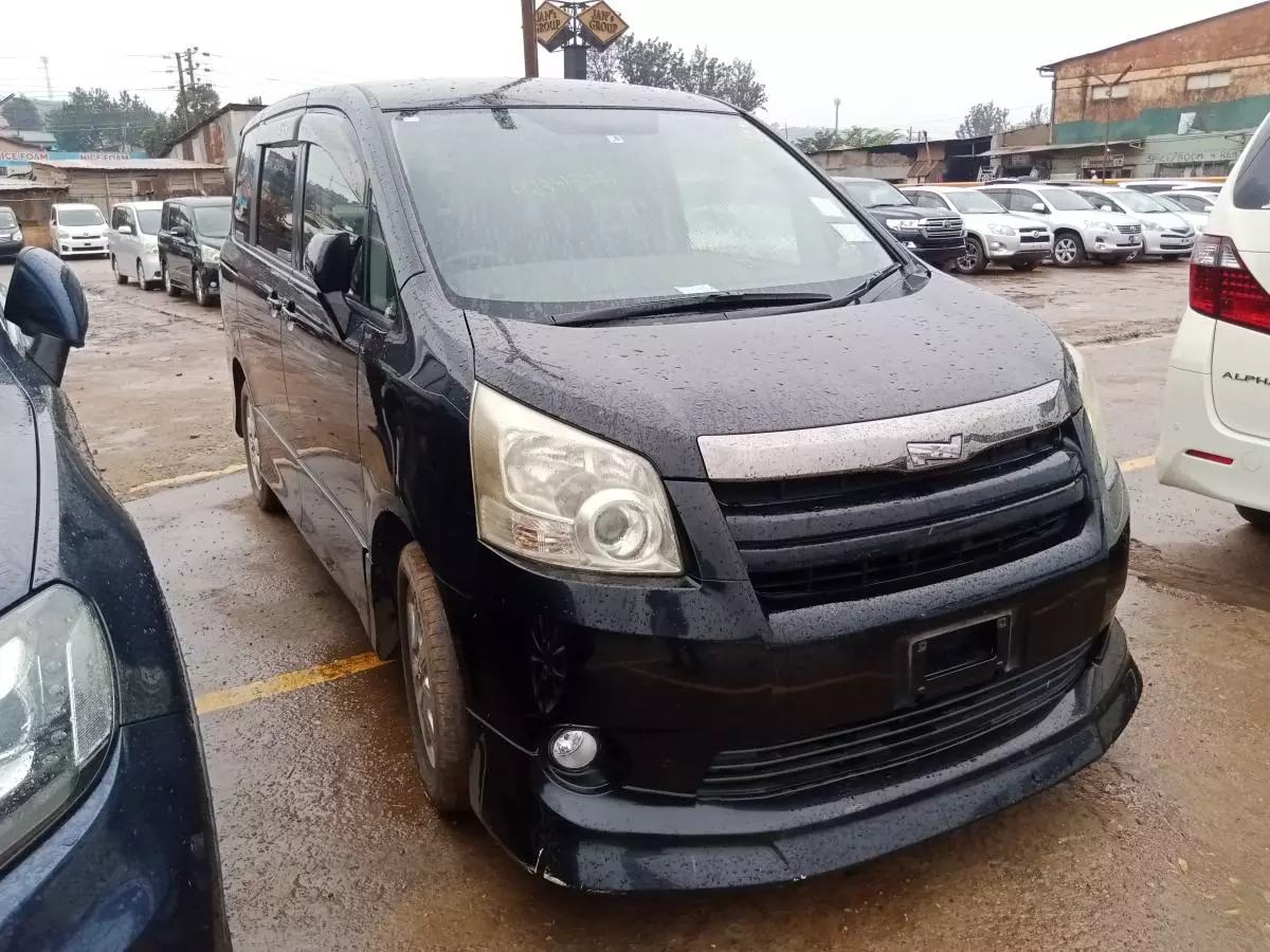 Toyota Noah   - 2009