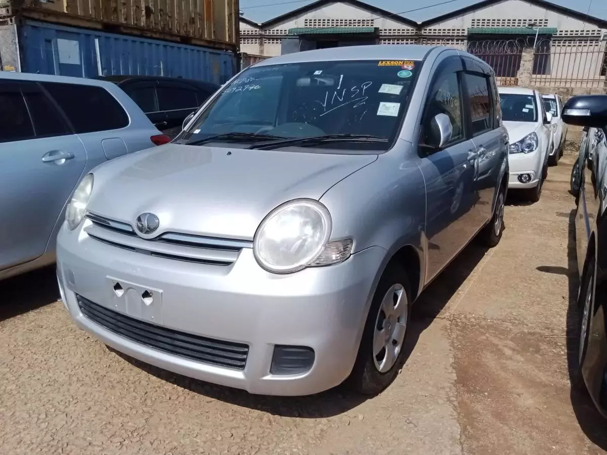 Toyota Sienta   - 2009