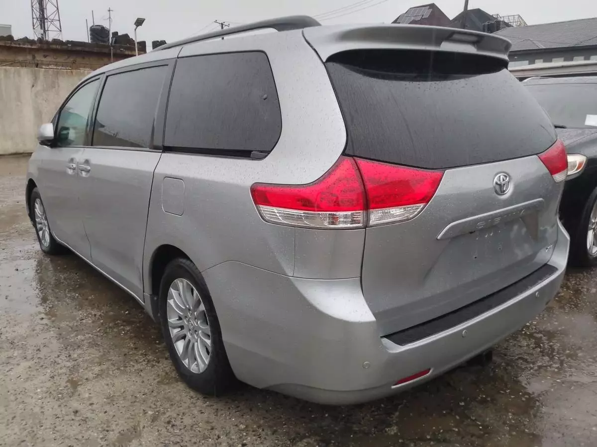 Toyota Sienna   - 2011