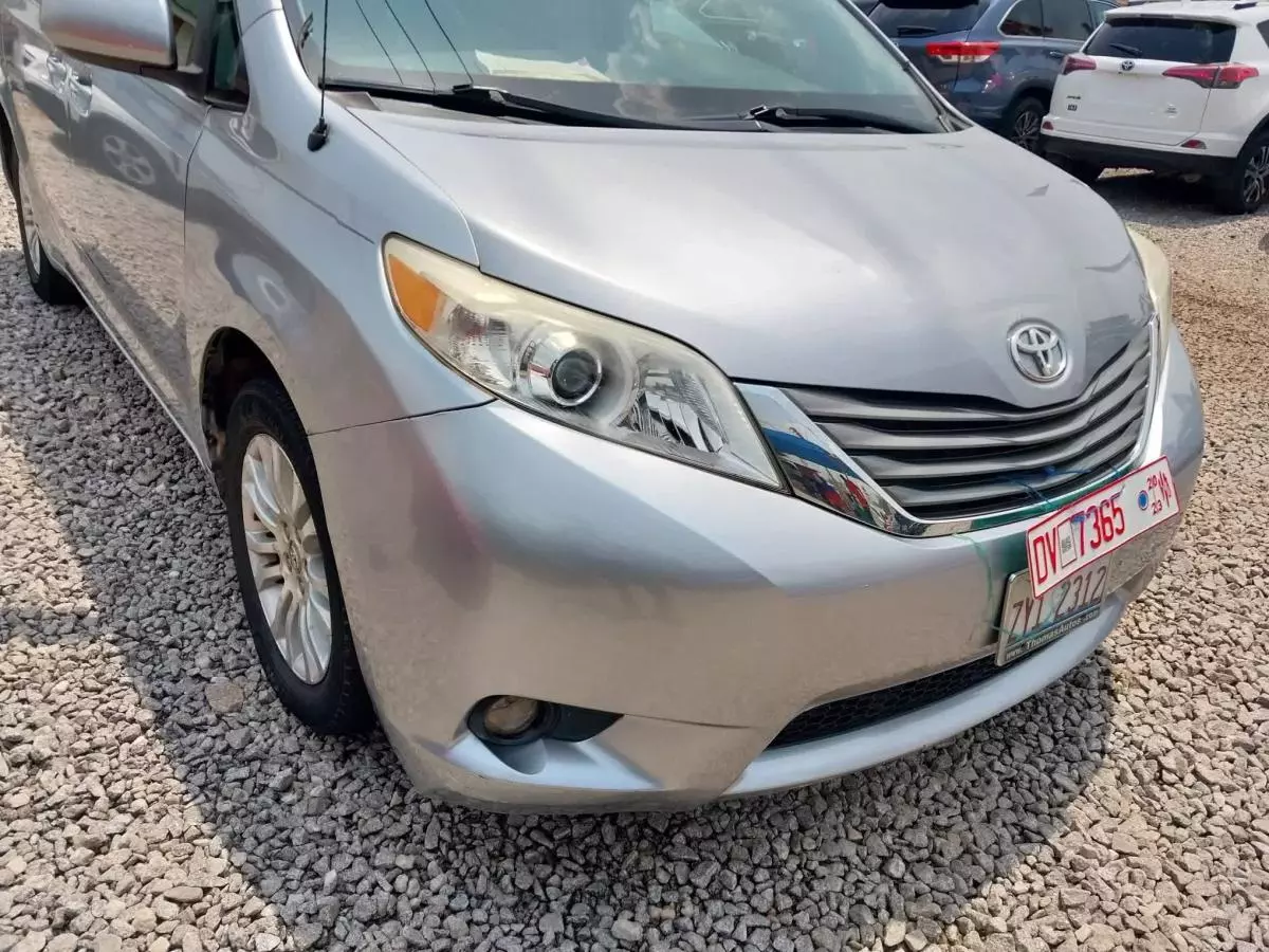Toyota Sienna - 2013