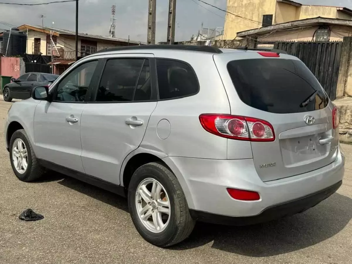 Hyundai Santa Fe   - 2010