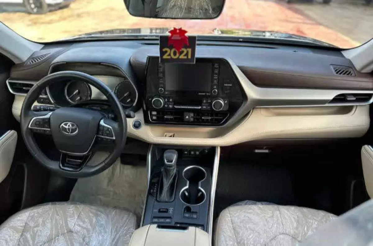 Toyota Highlander   - 2021