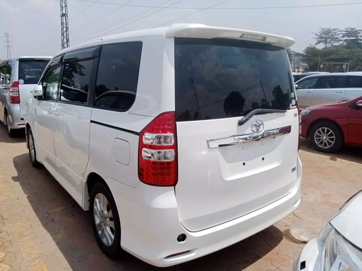 Toyota Noah   - 2012