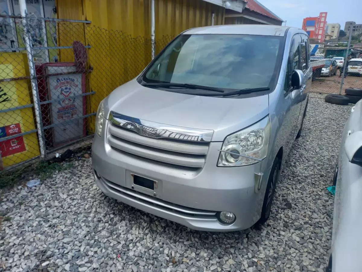 Toyota Noah   - 2012