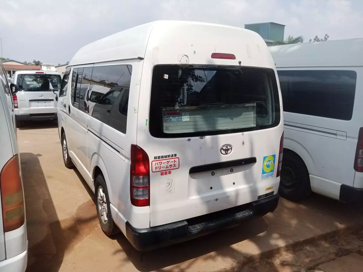 Toyota Hiace   - 2011