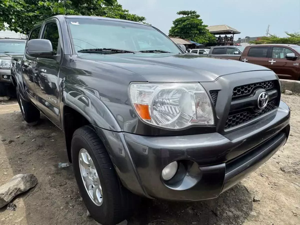 Toyota Tacoma   - 2011