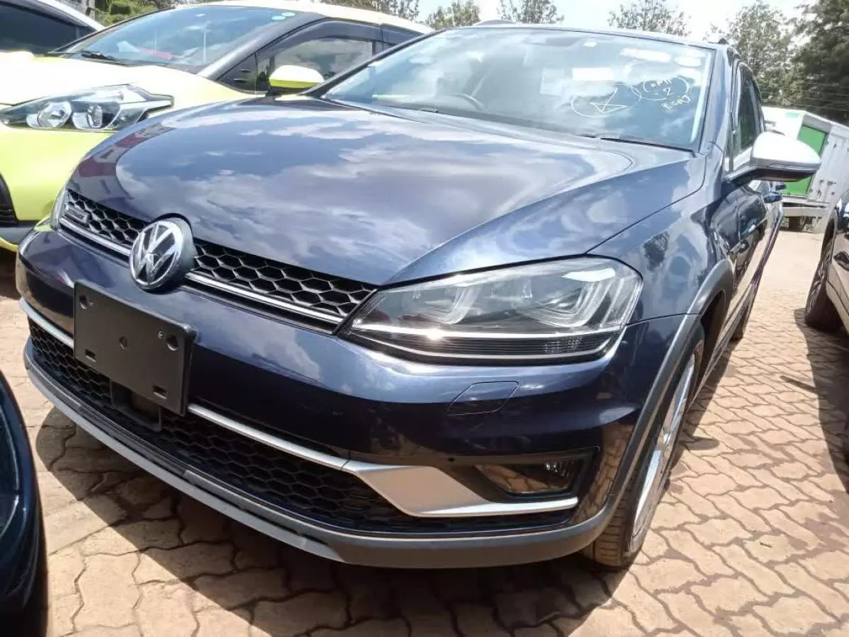 Volkswagen Golf   - 2016